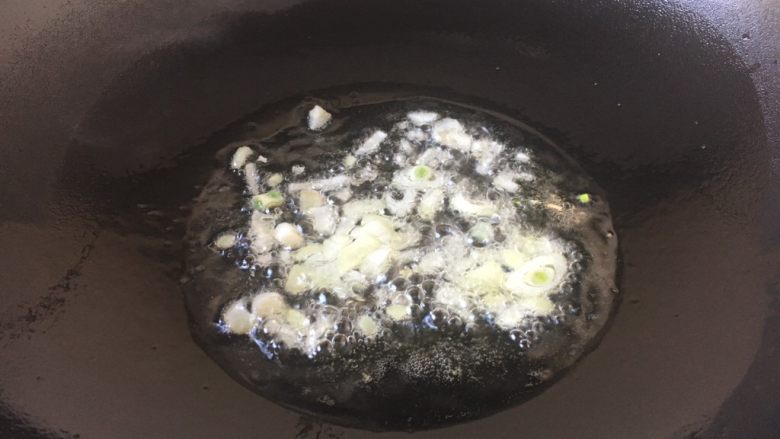 #圆土豆# 番茄炒土豆片,热锅凉油,放入小洋葱爆香。