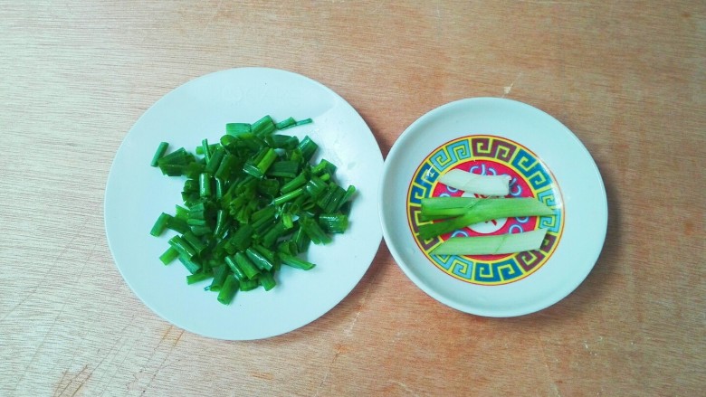 粉嘟嘟~椒盐三文鱼骨,<a style='color:red;display:inline-block;' href='/shicai/ 3232'>香葱</a>分开切葱花,葱白