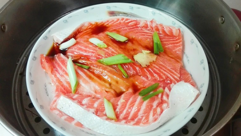 粉嘟嘟~椒盐三文鱼骨,蒸锅水开,放鱼盘就去蒸八分钟