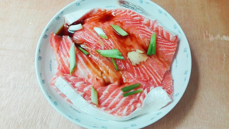 粉嘟嘟~椒盐三文鱼骨,再放点葱白,腌制半小时