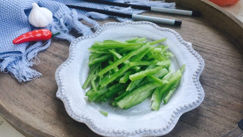 #圆土豆# 花椒油青椒土豆丝,把辣椒切成丝。