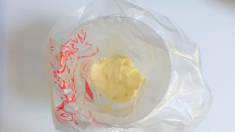 心型小蛋糕,
取些原味糊装入裱花袋里备用