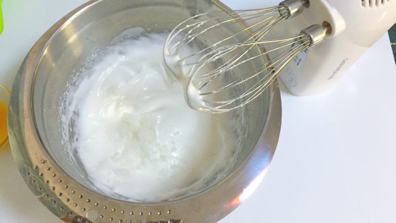 心型小蛋糕,打发至浓稠,粗泡消失再放入一半的糖继续打发,出现有明显纹路,提起打蛋器头成大弯钩放入剩下的糖继续打