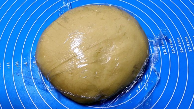 红薯小馒头,揉成光滑的面团,盖上保鲜膜静止20分钟