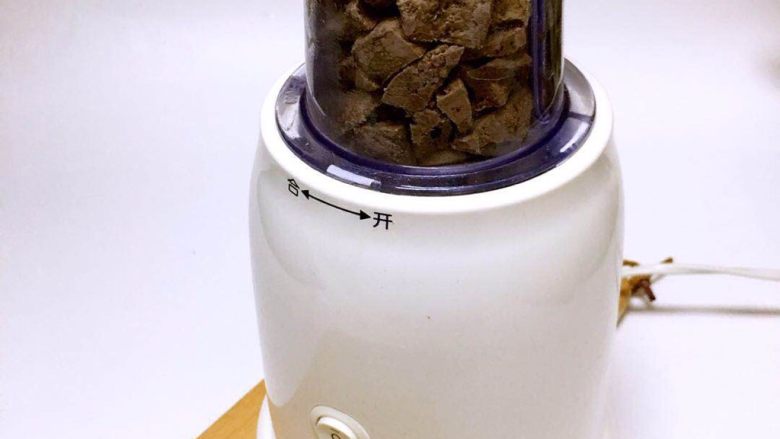 制作猪肝粉,然后用不粘锅炒干;再次用料理机