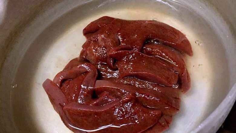 制作猪肝粉,将处理好的猪肝切片、焯水后洗净;