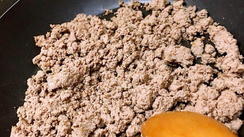 制作猪肝粉,将炒干的猪肝打成细腻的粉末即可(冷冻保存一周)