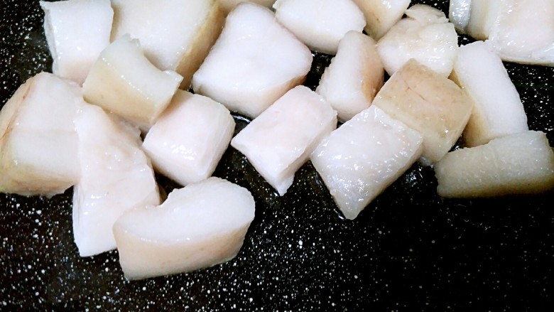 教你如何熬出雪白的猪油,翻动一会儿水没了,就开始出油了,这时候用小火