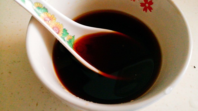圆土豆~鱼香土豆片,加少许清水调匀