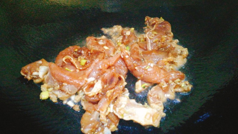 圆土豆~鱼香土豆片,锅中油热下肉片 翻炒