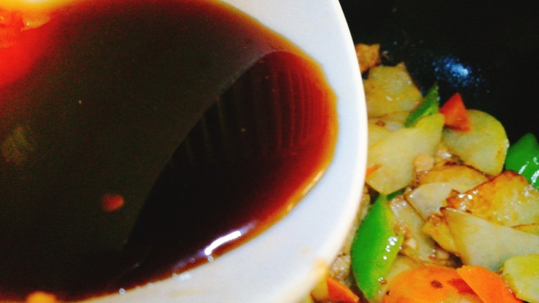 圆土豆~鱼香土豆片,打入料汁