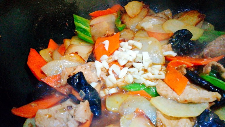 圆土豆~鱼香土豆片,撒上蒜末 爆香出锅