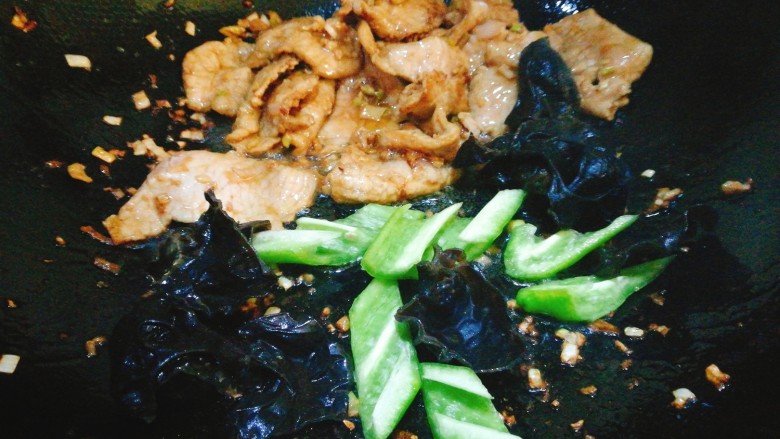圆土豆~鱼香土豆片,放入尖椒 木耳