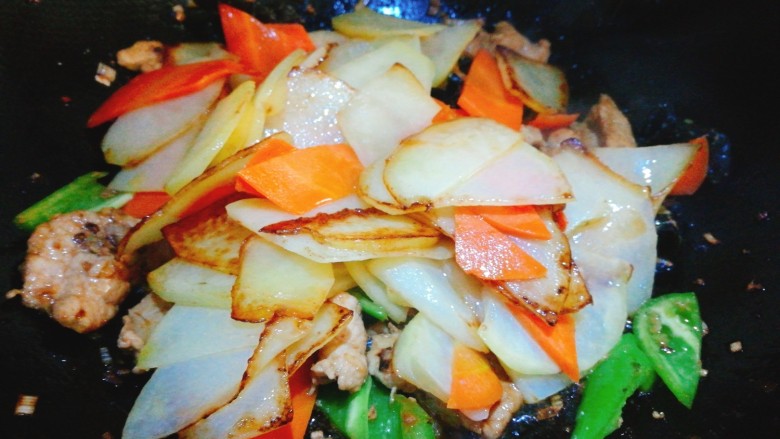 圆土豆~鱼香土豆片,再倒入土豆胡萝卜片
