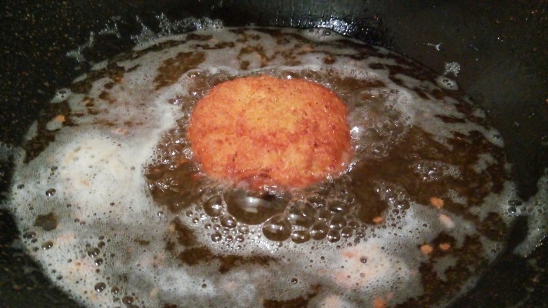 圆土豆+可乐饼,因为食材基本上都是熟的,所以我们只需要炸到表面呈金黄色就可以