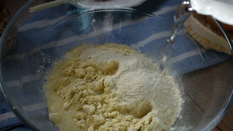 杂粮卷饼,倒入适量清水,边倒边搅拌