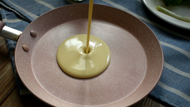 杂粮卷饼,将搅拌好的面糊,盛一勺倒入平底锅中