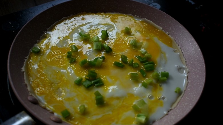 杂粮卷饼,待鸡蛋稍稍有些凝固时,撒上些葱花