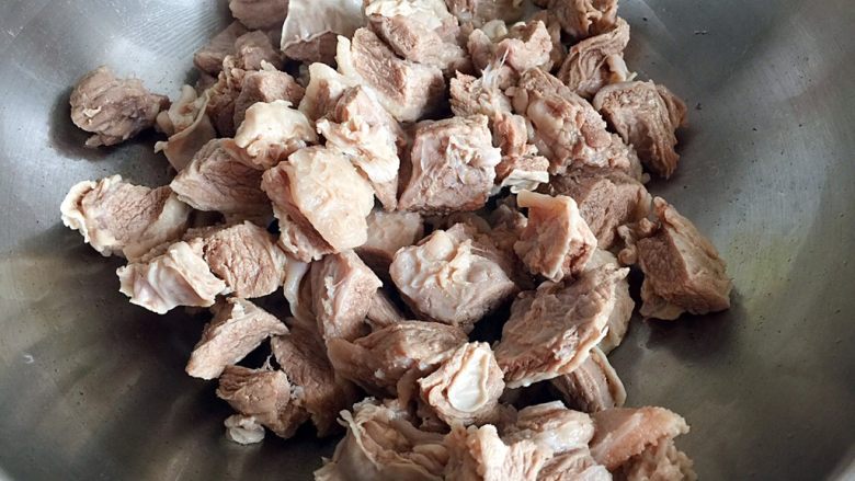 麻辣牛肉,锅内放油烧至五成热,放入牛肉块翻炒片刻。