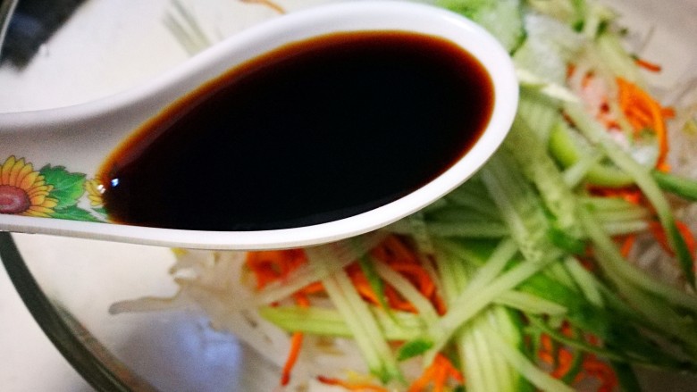 虫草花之油浸三鲜,加入陈醋