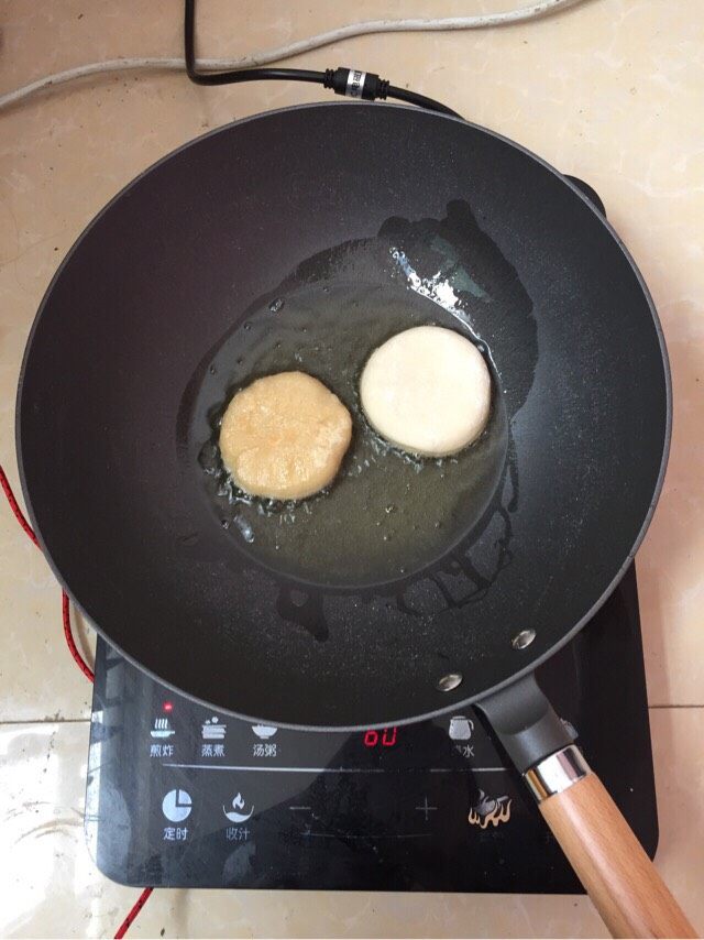 香煎肉饼,锅内热油，放入肉饼。煎至两面金黄即可