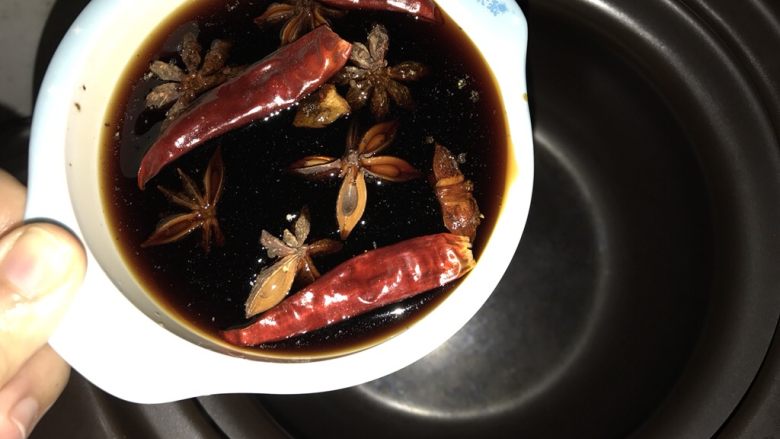 牛腱子饭团,把调料倒入苏泊尔电炖锅,再加入开水