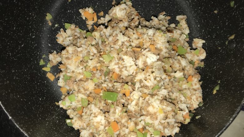 牛腱子饭团,食材全拌一起,带手套将饭捏成自己喜欢的饭团型状