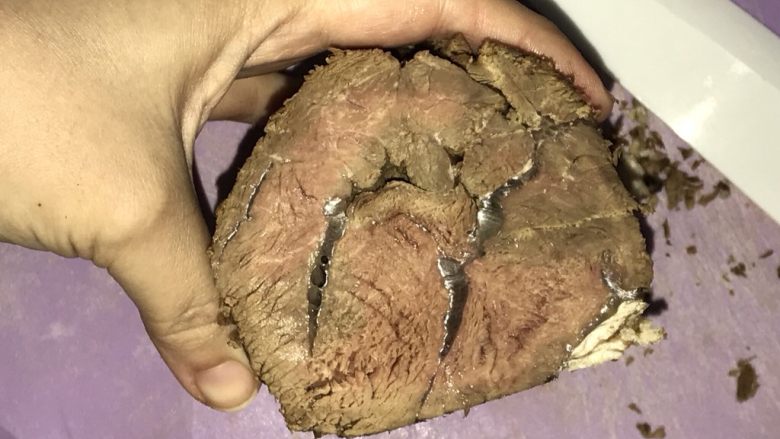 牛腱子饭团,牛腱子卤好后晾凉,冰箱冷藏一晚后再切