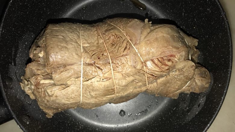 牛腱子饭团,焯水后洗干净,因为这块牛腱子切开了,所以用棉线绑住定型,到时候切的时候才成圆型