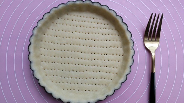 #感恩节食谱#南瓜派,用叉子在派盘底部叉出均匀小孔,可以避免烘烤的时候底部鼓起