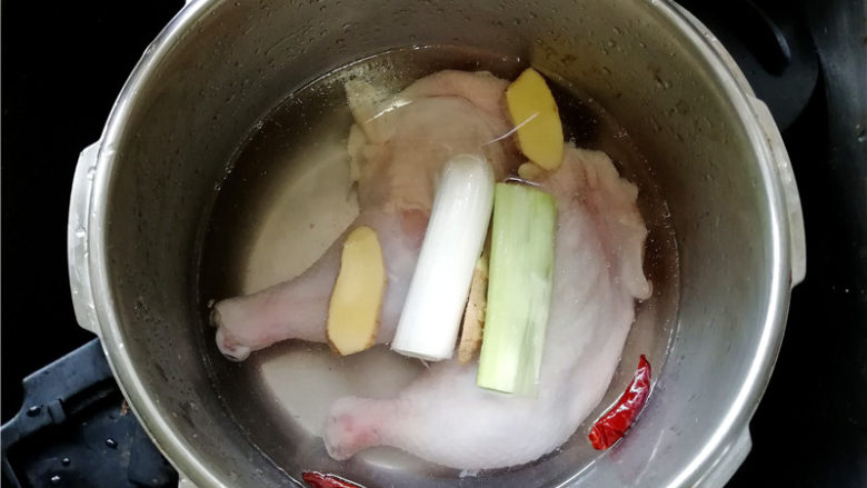 泰国鱼露鸡,锅中加入适量水(没过鸡腿)。