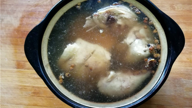 泰国鱼露鸡,将汤汁再次放凉,然后将斩好的鸡块放入浸泡入味。最好盖上保鲜膜,至少浸泡5-6个小时。