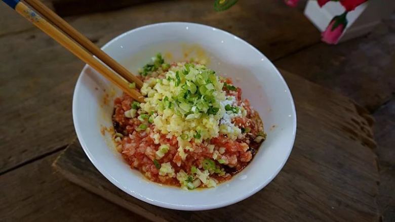 糯米鲜肉煎饼,接着加入半勺生抽,少许耗油,一丢丢生粉,盐,鸡粉,
半勺凉油,和切的细细的生姜末