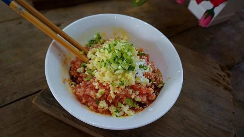 糯米鲜肉煎饼,接着加入半勺生抽，少许耗油，一丢丢生粉，盐，鸡粉，
半勺凉油，和切的细细的生姜末