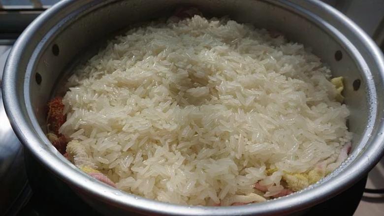 糯米鲜肉煎饼,蒸了三十分钟左右差不多,蒸熟的糯米用筷子搅散