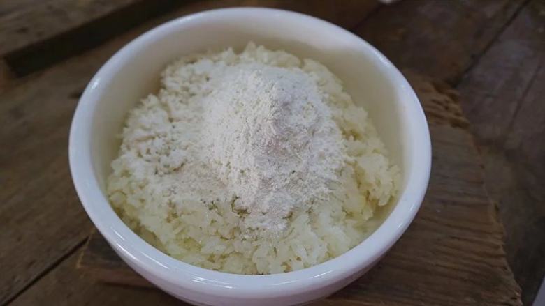 糯米鲜肉煎饼,稍微凉一凉,全部加入一个大一点碗内,在加入准备好的面粉,先用筷子搅拌均匀