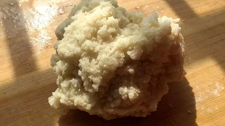 糯米鲜肉煎饼,在用手彻底的将面粉和蒸好的糯米饭均匀的在一起,要揉碎哈,不然等下很难包的