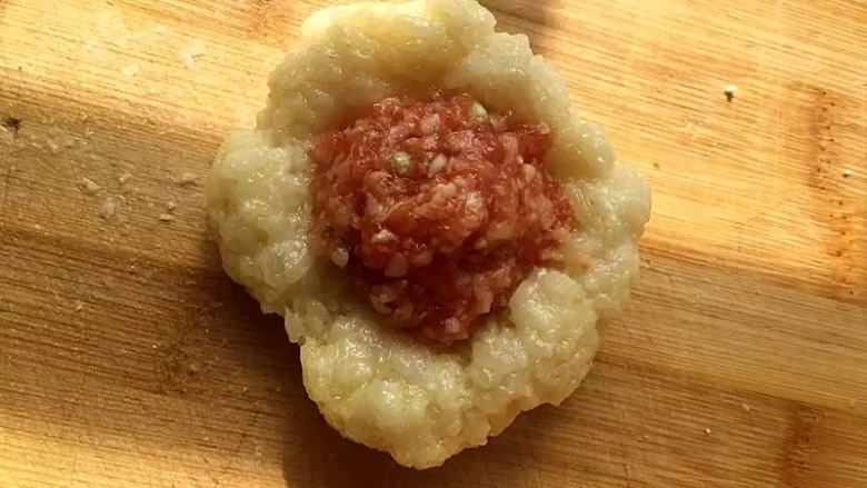 糯米鲜肉煎饼,这一步说简单其实也难,因为饭太粘手
所以包之前手上抹一点油,不用太多
再舀一点肉放在中间,像包包子一样就可以啦
