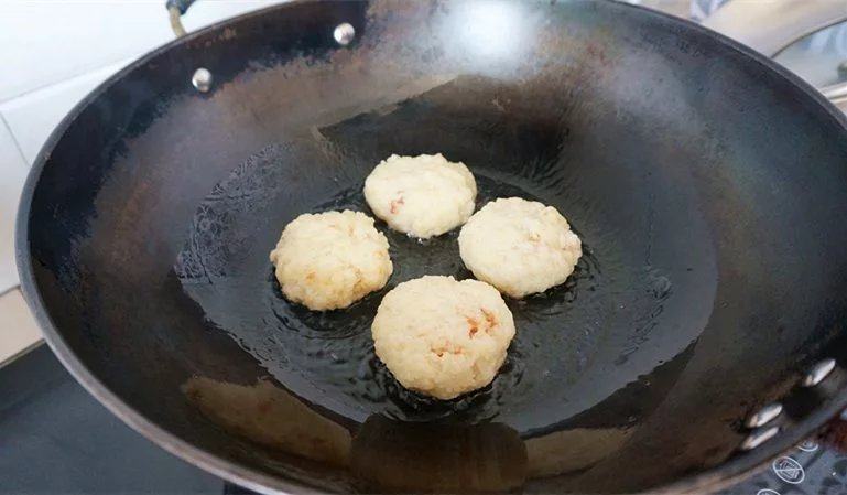 糯米鲜肉煎饼,锅里放少许油加入弄好的饼,一个个摆在平底锅内,每个之间留一点距离
很多人肯定问这肉能熟么,
中间加两次水,不用多。
盖上锅盖焖一会儿至水干