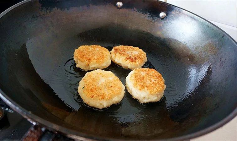 糯米鲜肉煎饼, 在加入少许油,一面煎至好翻面,两面金黄色就可以出锅啦