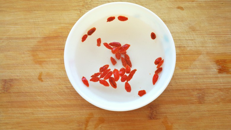 酱香金蒜蒸龙利鱼,蒸鱼的过程中,泡一点<a style='color:red;display:inline-block;' href='/shicai/ 673'>枸杞</a>子,