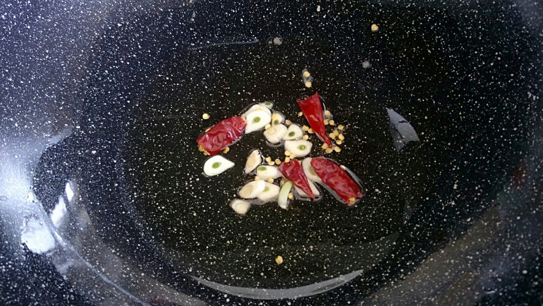 洋白菜炒粉丝,锅内热油,放入蒜和<a style='color:red;display:inline-block;' href='/shicai/ 62'>辣椒</a>段爆香