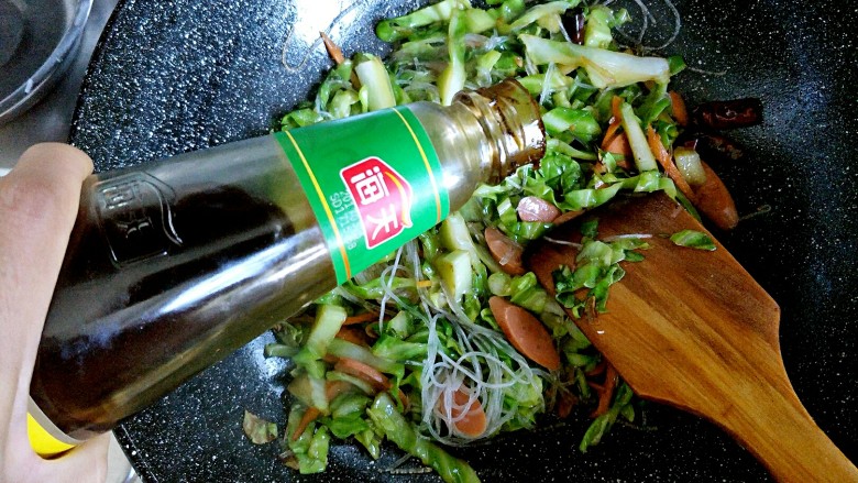 洋白菜炒粉丝,加入一点耗油,翻炒均匀