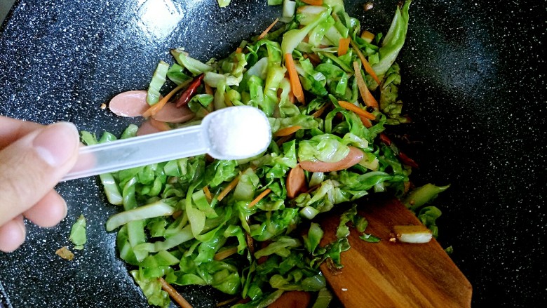 洋白菜炒粉丝,胡萝卜也稍有变色以后,放入食用盐