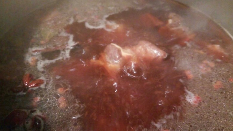 五香牛排骨,开中火,炖至1个半小时,