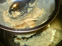 基础白豆沙,滤去碗中的水分,将豆粒过细筛