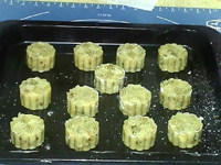 五仁月饼,将月饼放入烤盘,表面喷水,放入预热180度的烤箱,烤约5分钟,