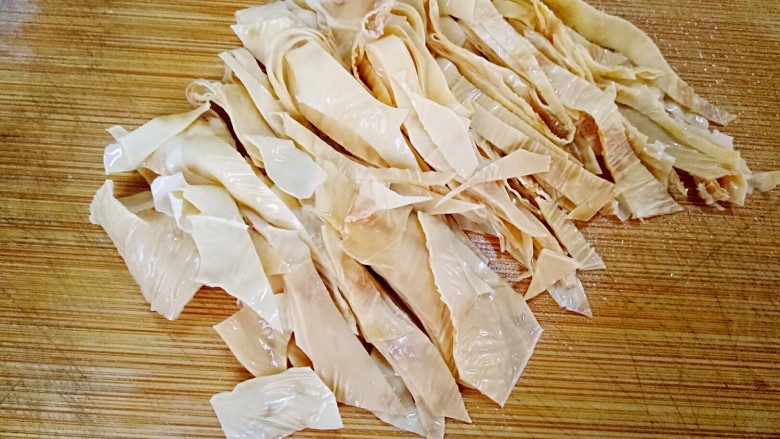清汤芋圆,<a style='color:red;display:inline-block;' href='/shicai/ 7880'>豆油皮</a>提前温水泡发,切成丝