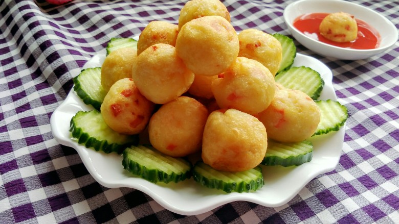 圆土豆 土豆丸子,装盘,配上番茄酱,味道棒棒哒!