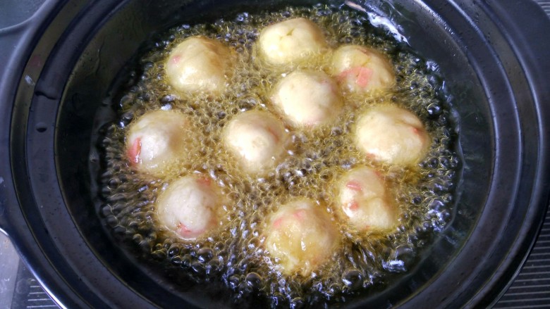 圆土豆 土豆丸子,将土豆丸放入锅内,中火炸至金黄色。